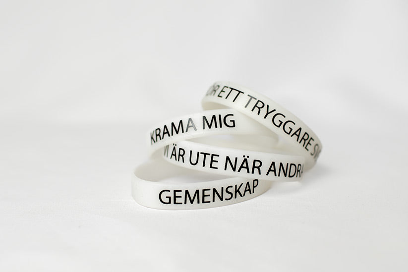 ARMBAND MED OLIKA TEXTER